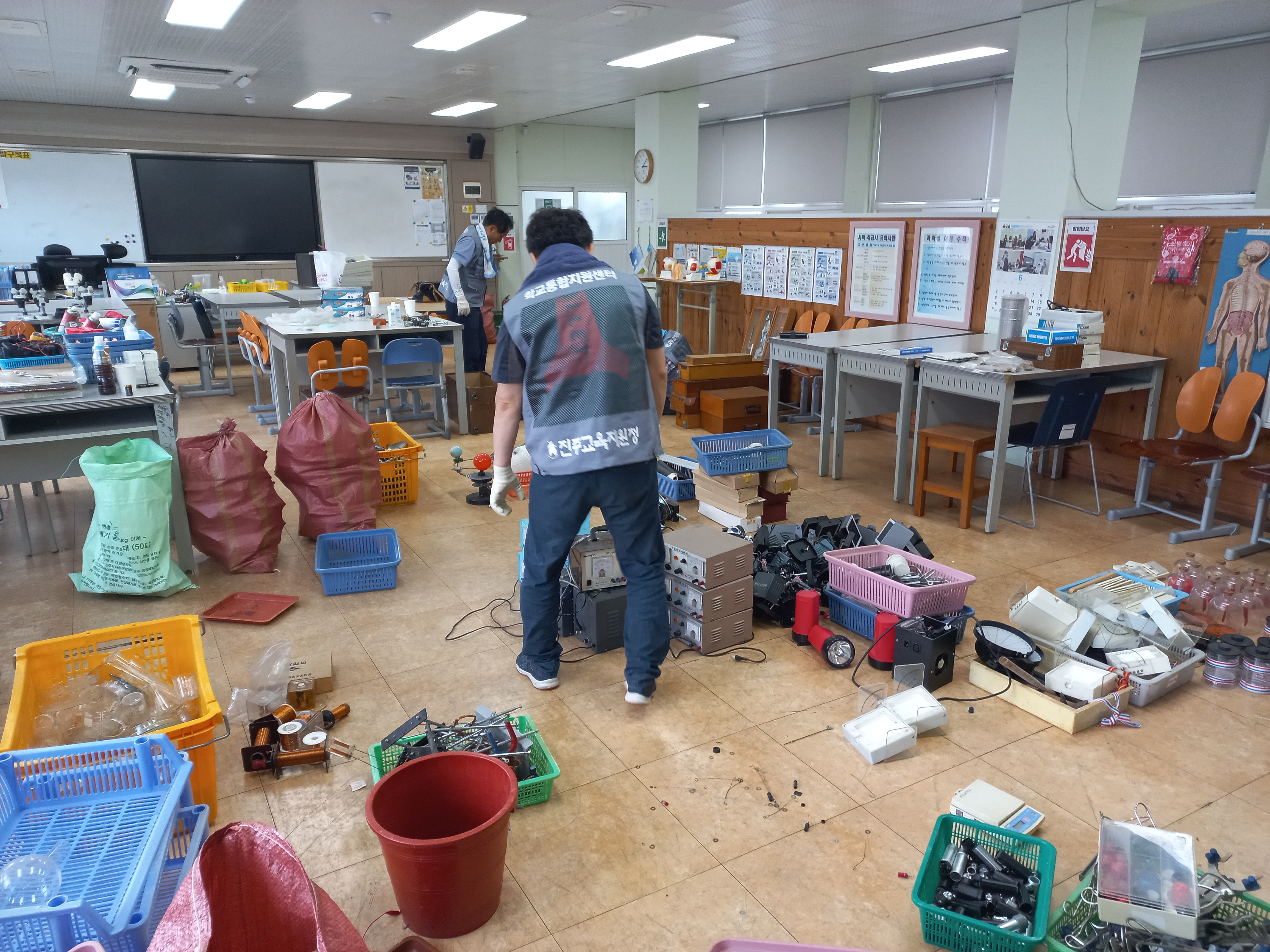 진주학교통합지원센터, 학교 과학실 잘~~ 정리해준답니다 - 관련이미지2