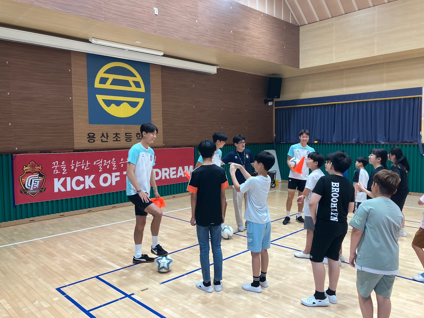 용산초등학교, 경남FC 찾아가는 축구클리닉 진행 - 관련이미지1