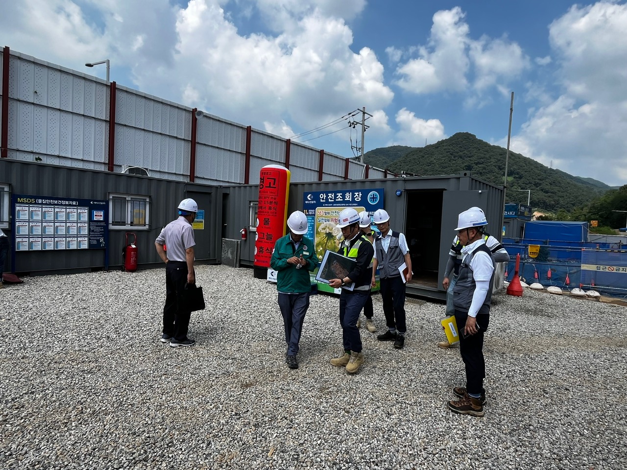 경남교육청, 폭염 대비 신설 학교·기관 건설 현장 긴급 점검 - 관련이미지1