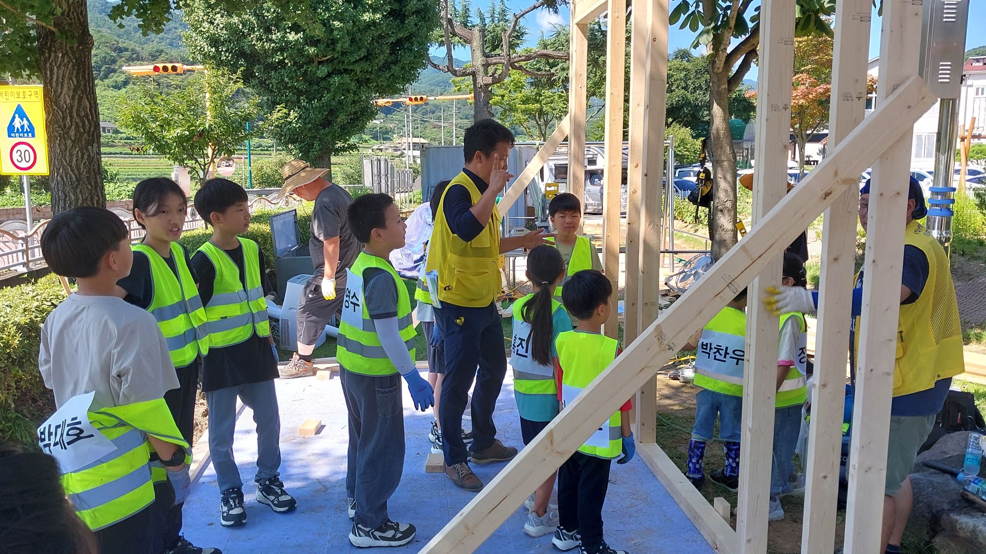 함양 금반초, 방학동안 학생들이 직접 늘봄 아지트 집을 만들어 - 관련이미지2