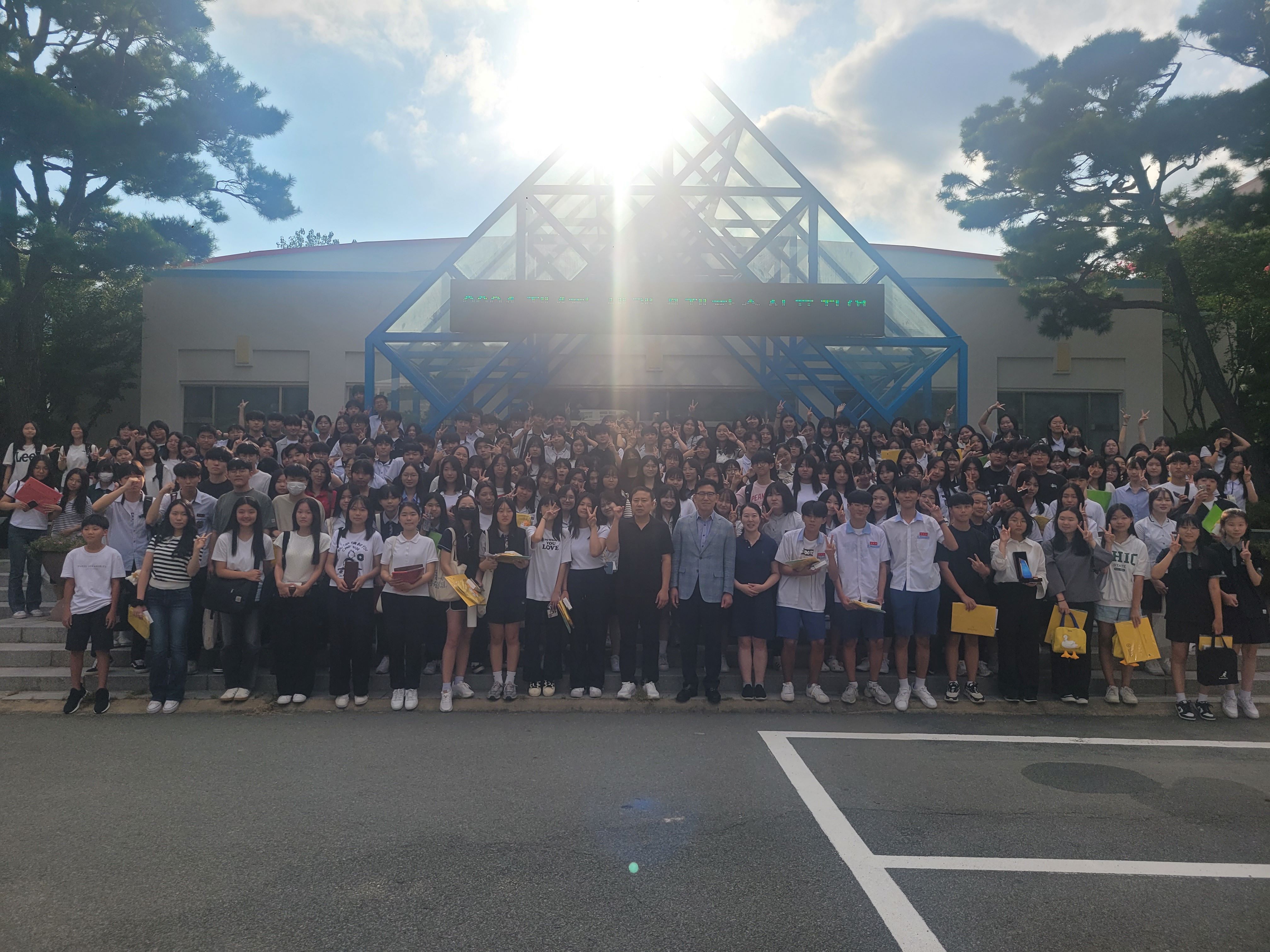 경남외국어고 경남 중학생 대상 제4회 세계경제학술심포지엄 개최 - 관련이미지2