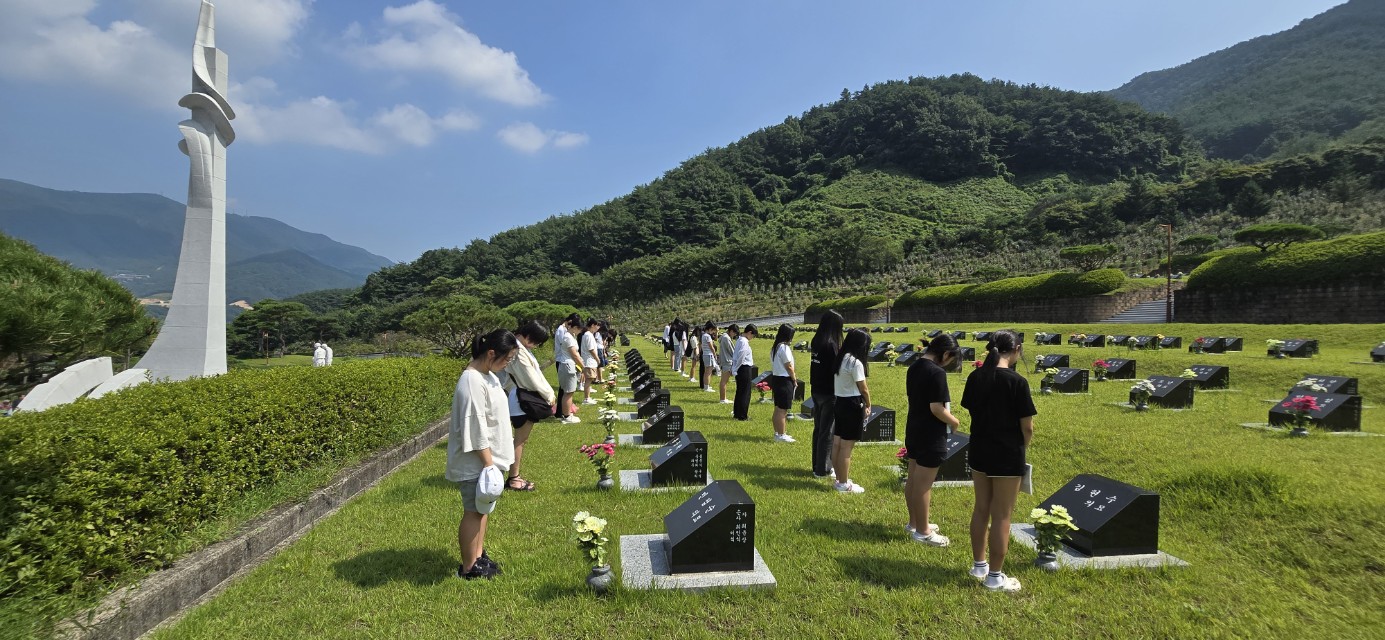 마산무학여중, 사제동행하여 거창사건 희생자를 추모하다. - 관련이미지1