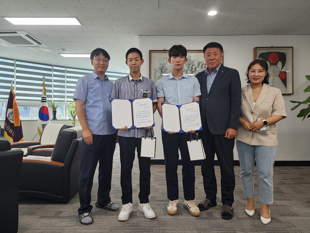 통영교육지원청, 발빠른 신고와 인명구조로 물에 빠진 여성을 구한 통영 고교생들 - 관련이미지1