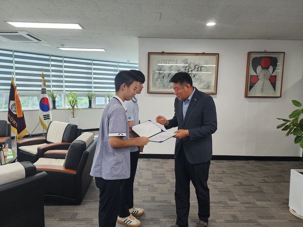 통영교육지원청, 발빠른 신고와 인명구조로 물에 빠진 여성을 구한 통영 고교생들 - 관련이미지3