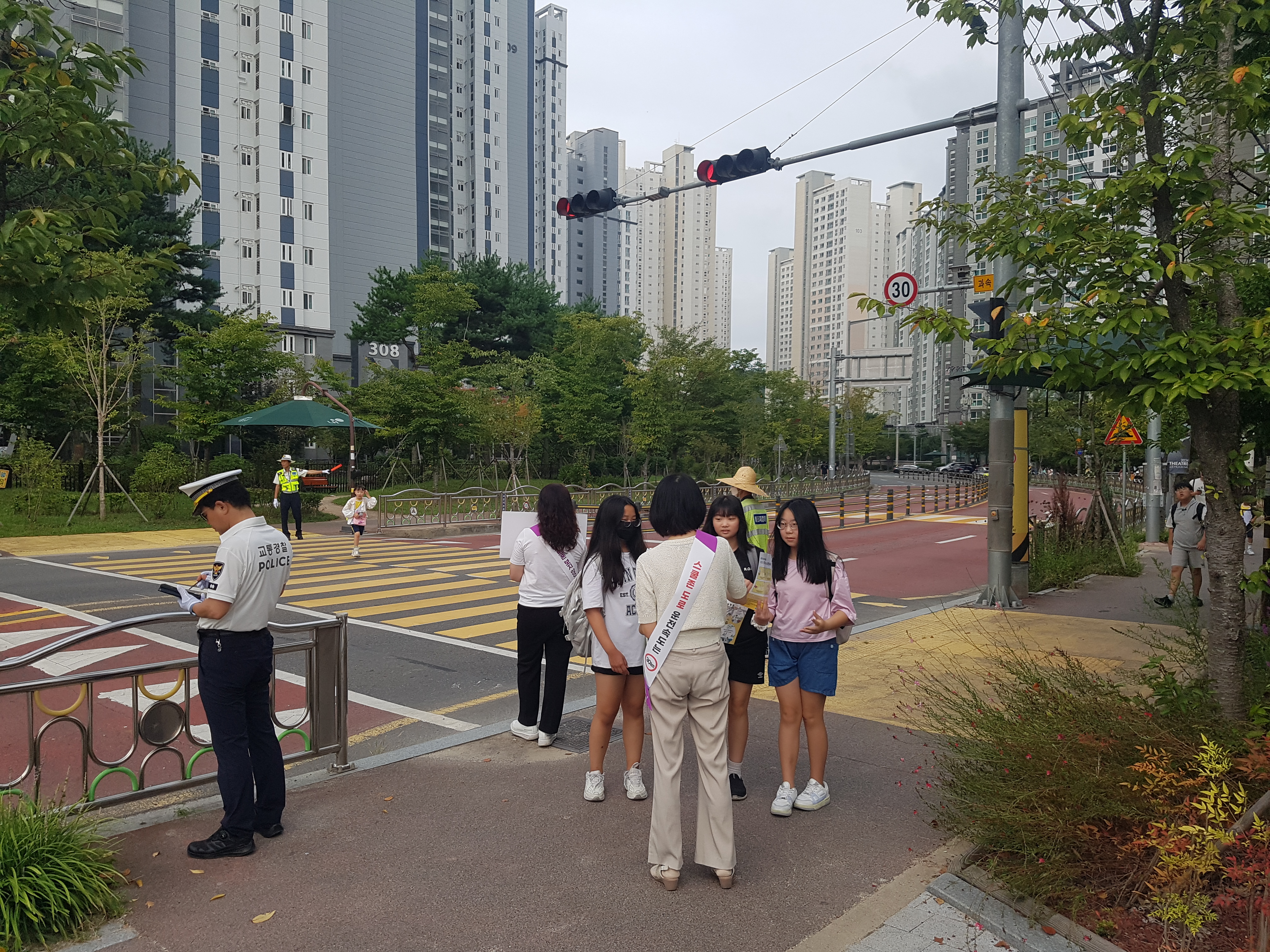 멈추고! 살피고!! 건너요!!! 교통안전교육 캠페인 실시 - 2024. 장재초 민관학 연합 교통안전교육 캠페인 실시 - - 관련이미지2