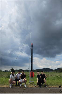 [창원과학고] 국내 아마추어 사이즈 중 최대 규모 고체연료 로켓 발사 및 낙하산 사출 성공 - 관련이미지1