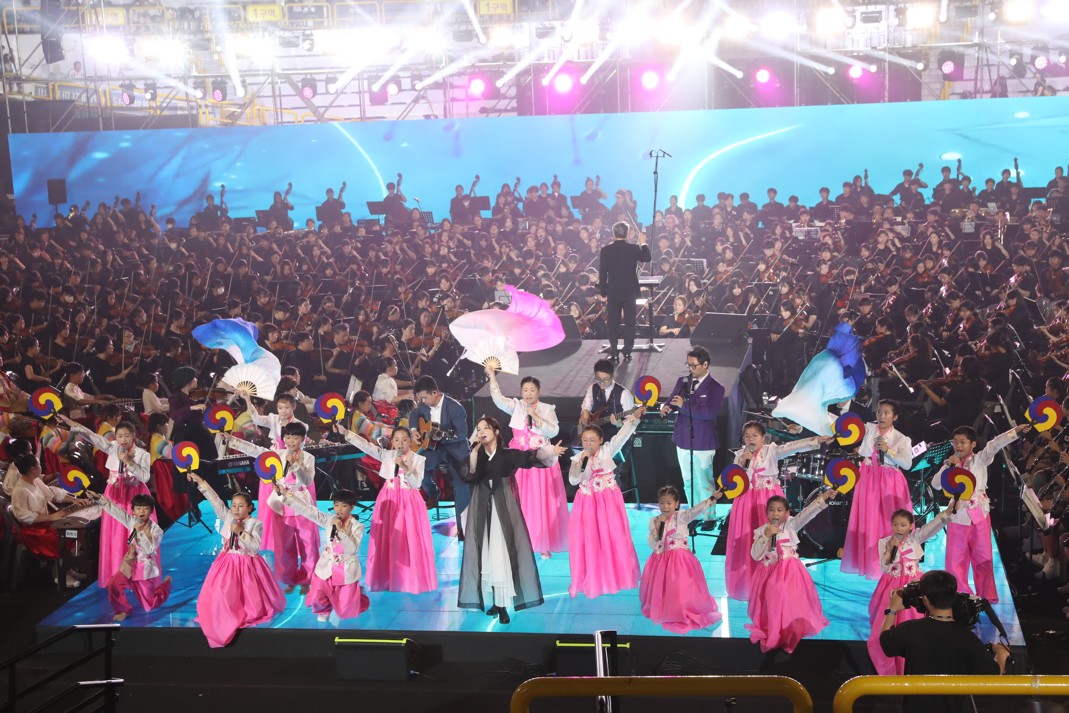 학생 2,000여 명과 관객 하나 돼 큰 울림 선사 - 관련이미지4