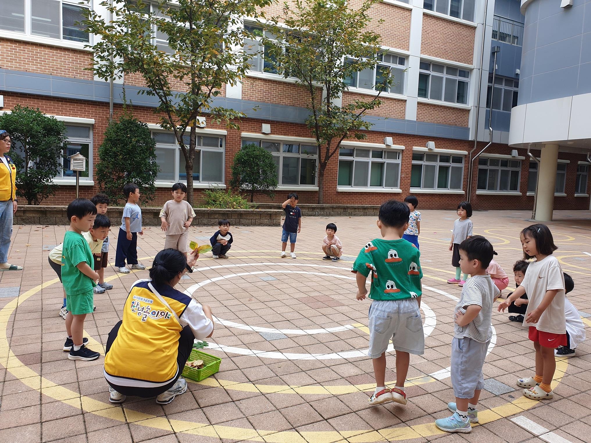 가촌초등학교병설유치원, 찾아오는 생태 체험 교육 실시 - 자연과 함께 놀아요 - 관련이미지1