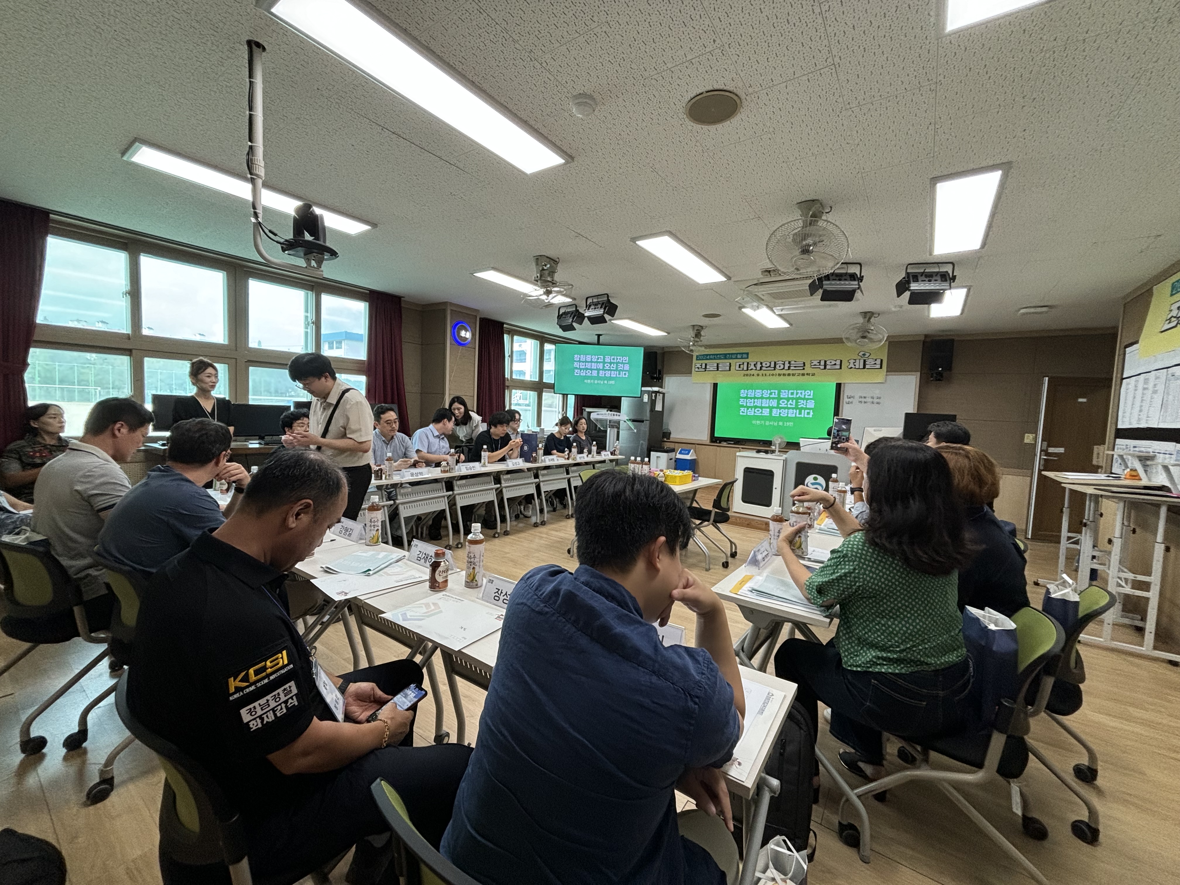 창원중앙고, AI시대‘전문직업인에게 미래직업의 길을 묻다 박람회 성료 - 관련이미지1