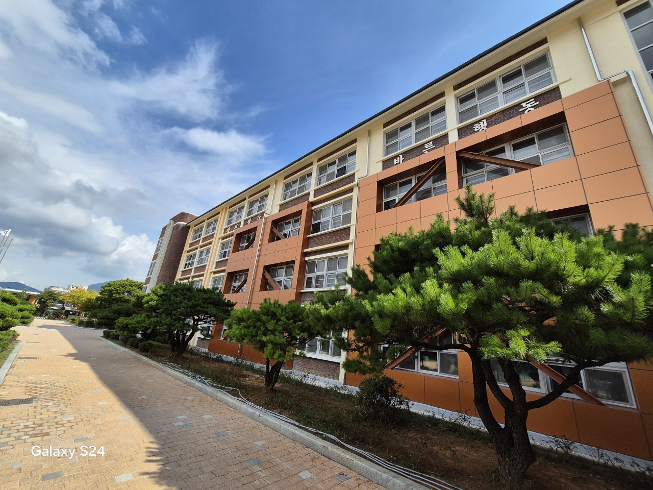 사파중학교 석면 해체·제거 및 내진 보강 공사 최단 기간 완료로 안전한 학교생활을 위한 환경을 조성하다. - 관련이미지1