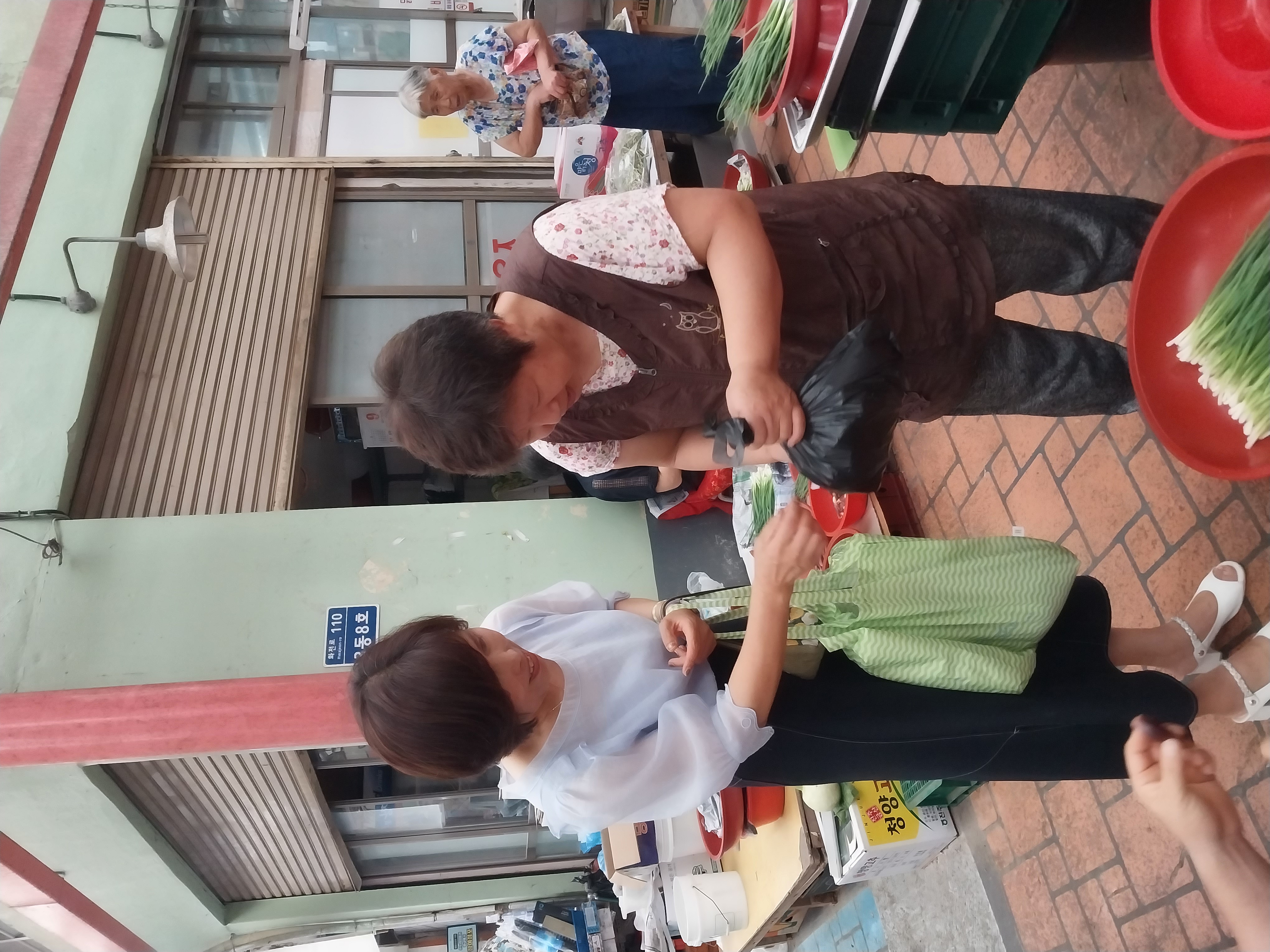 남해교육지원청, ‘청렴+(Plus) 나눔 추석 명절 남해 전통시장 장보기’ 캠페인 실시 - 관련이미지2