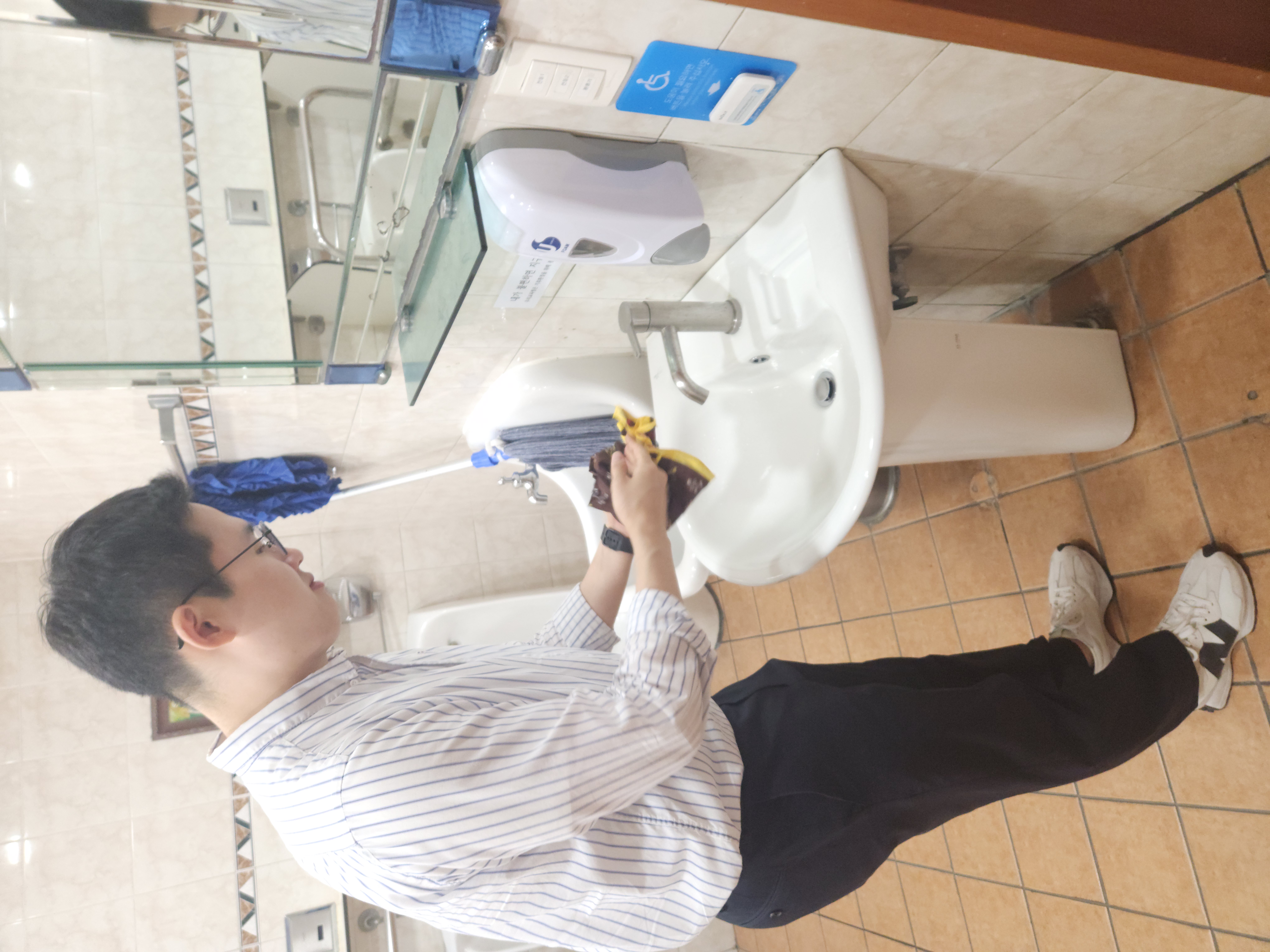 경남교육청 전 직원 “지구 위해 휴지 대신 손수건 사용” - 관련이미지2