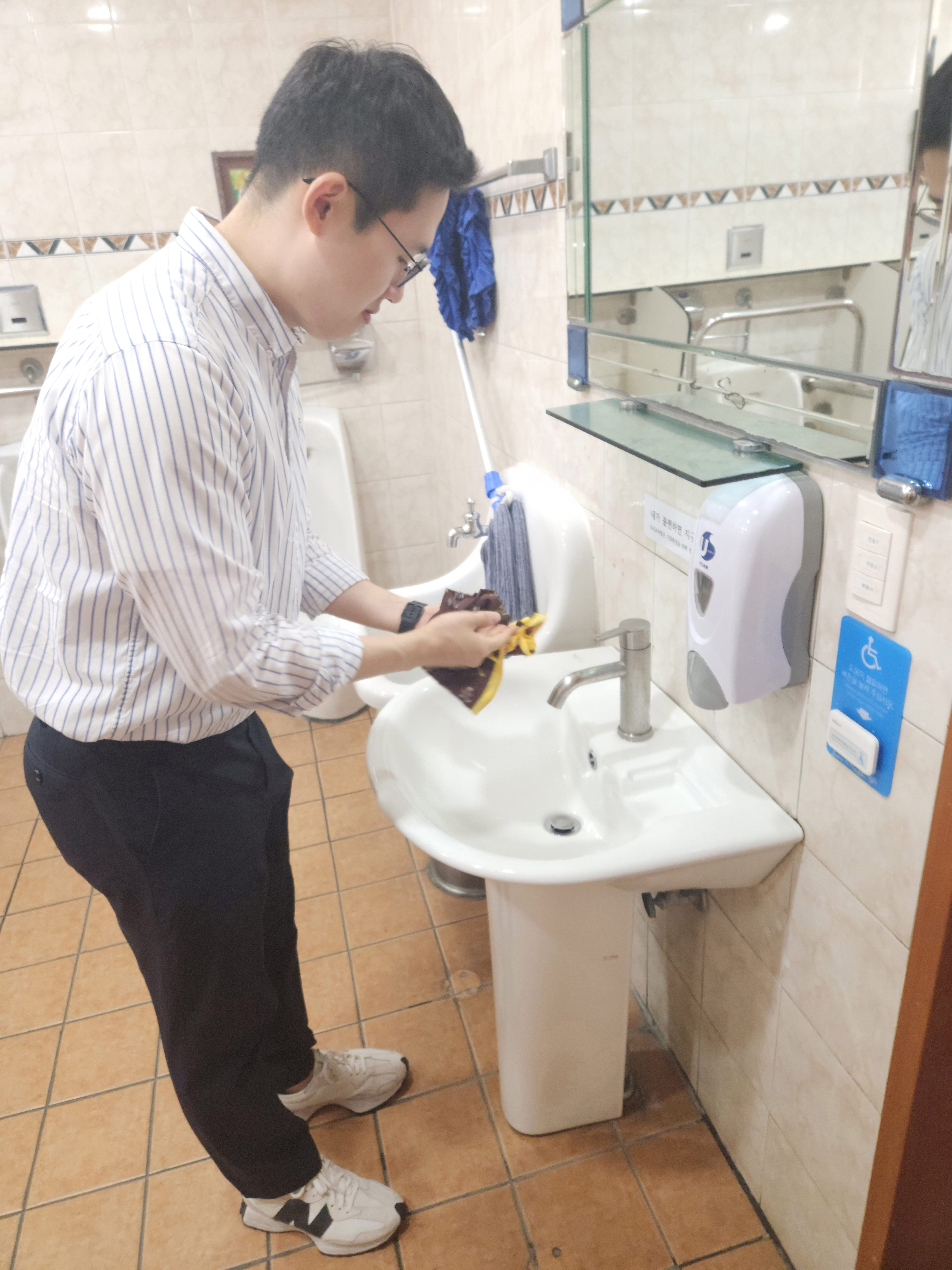 경남교육청 전 직원 “지구 위해 휴지 대신 손수건 사용” - 관련이미지7