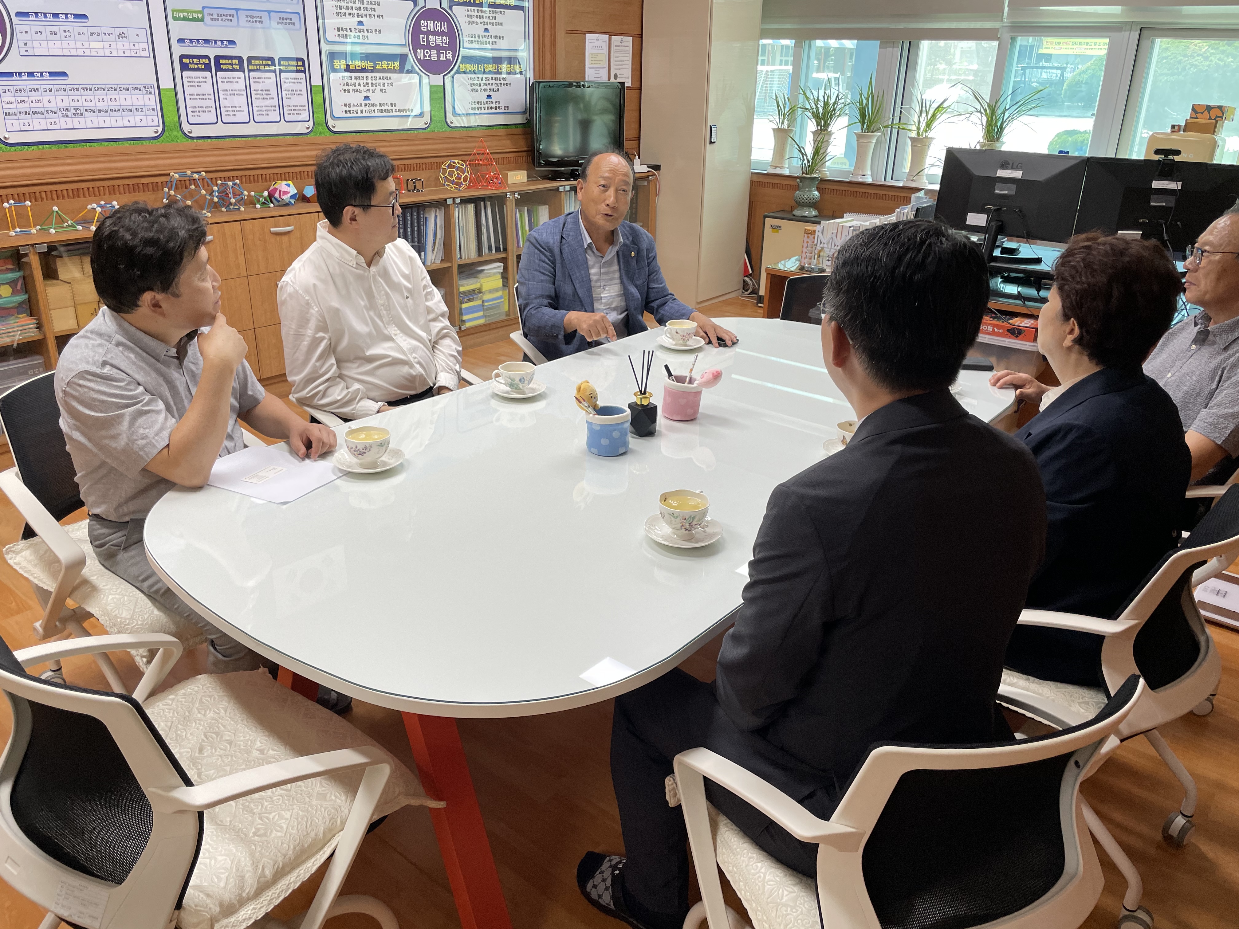NH농협은행, 동해초 늘해랑 도서관 도서 기부 - 관련이미지2