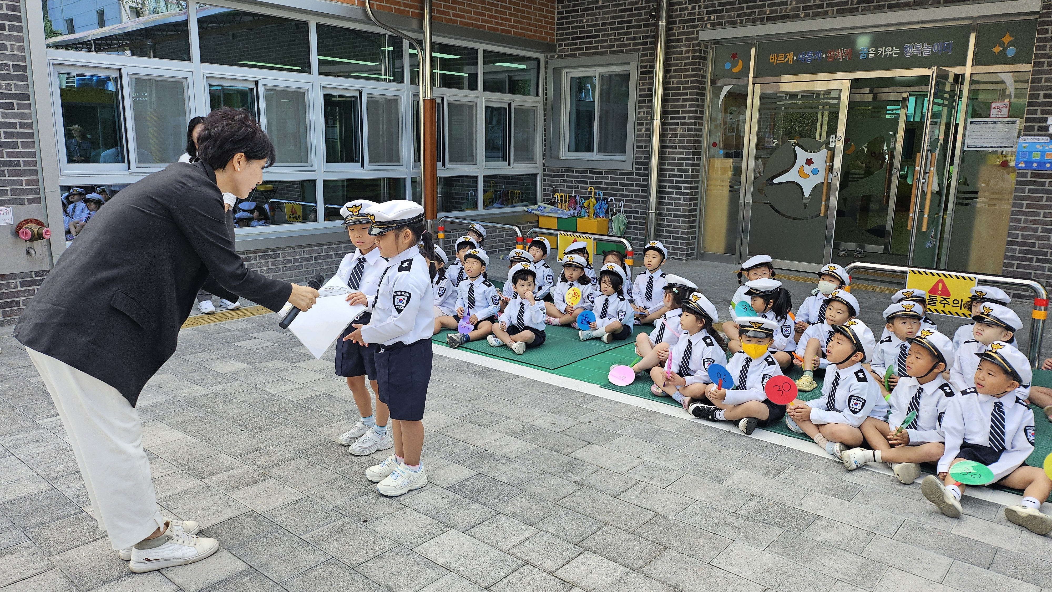 2024. 삼천포유치원, 사천경찰서와 함께하는 교통안전캠페인 실시 - 관련이미지1