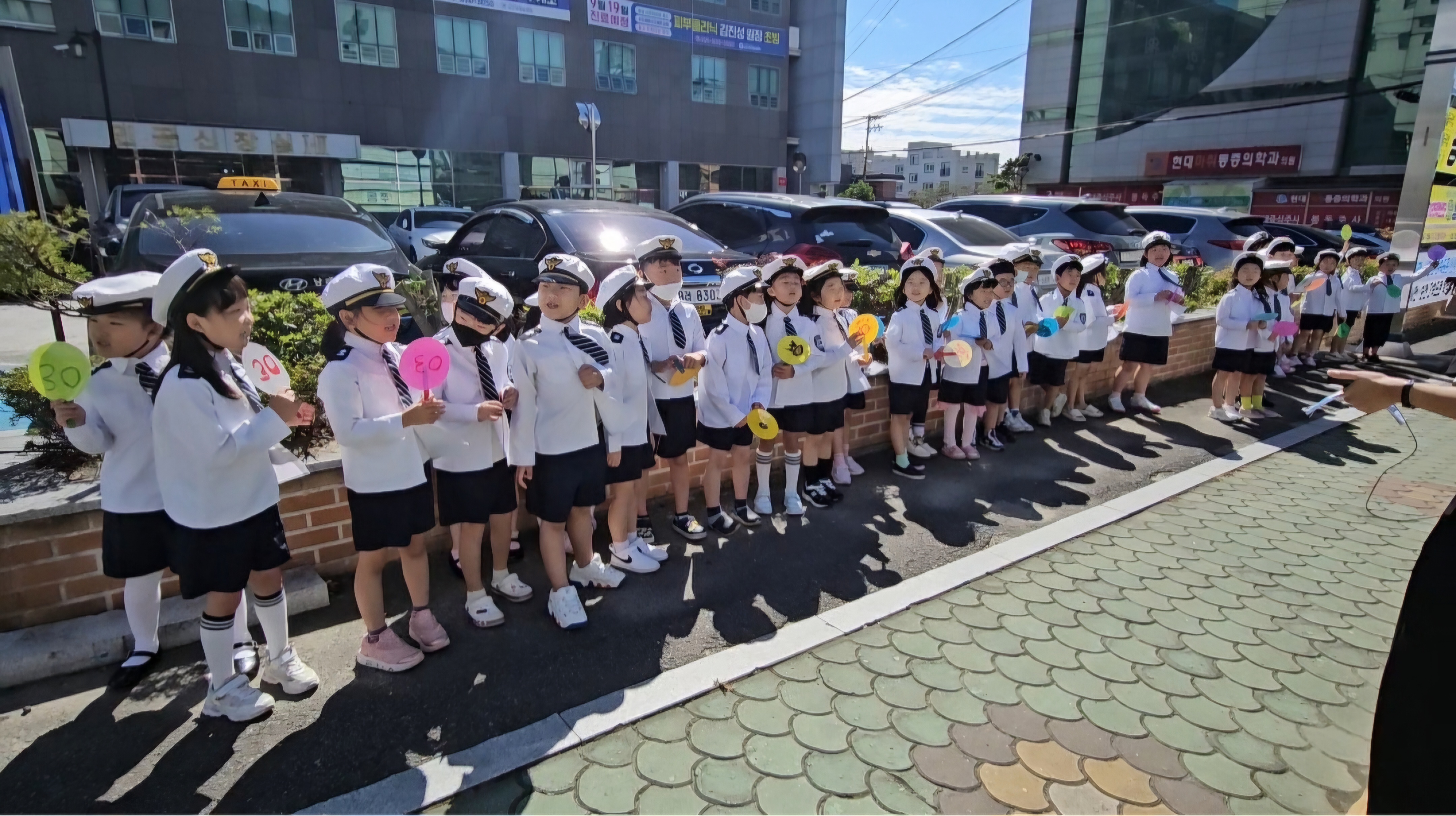 2024. 삼천포유치원, 사천경찰서와 함께하는 교통안전캠페인 실시 - 관련이미지3