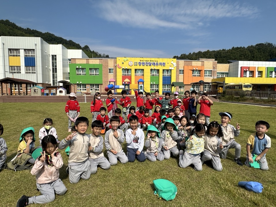 창원진달래유치원, 유·초연계 이음학기 가을 생태 놀이 실시 - 관련이미지1