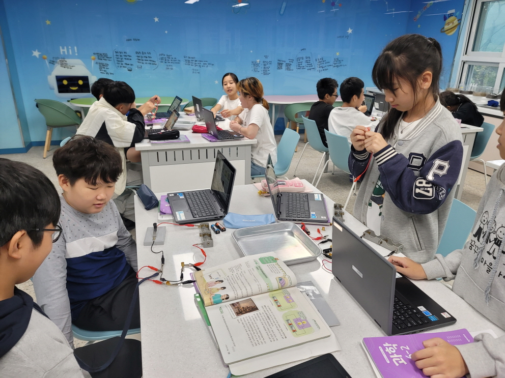 하동 악양초, 학교공간혁신으로 새롭게 단장한 도서관, 지능형 과학실 OPEN - 관련이미지3