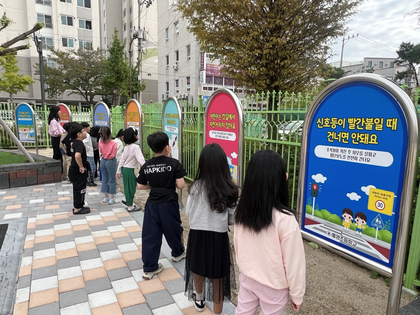통영초, 안전 학생 맞이 공간과 느티나무 교통안전 쉼터 새롭게 조성 - 관련이미지3