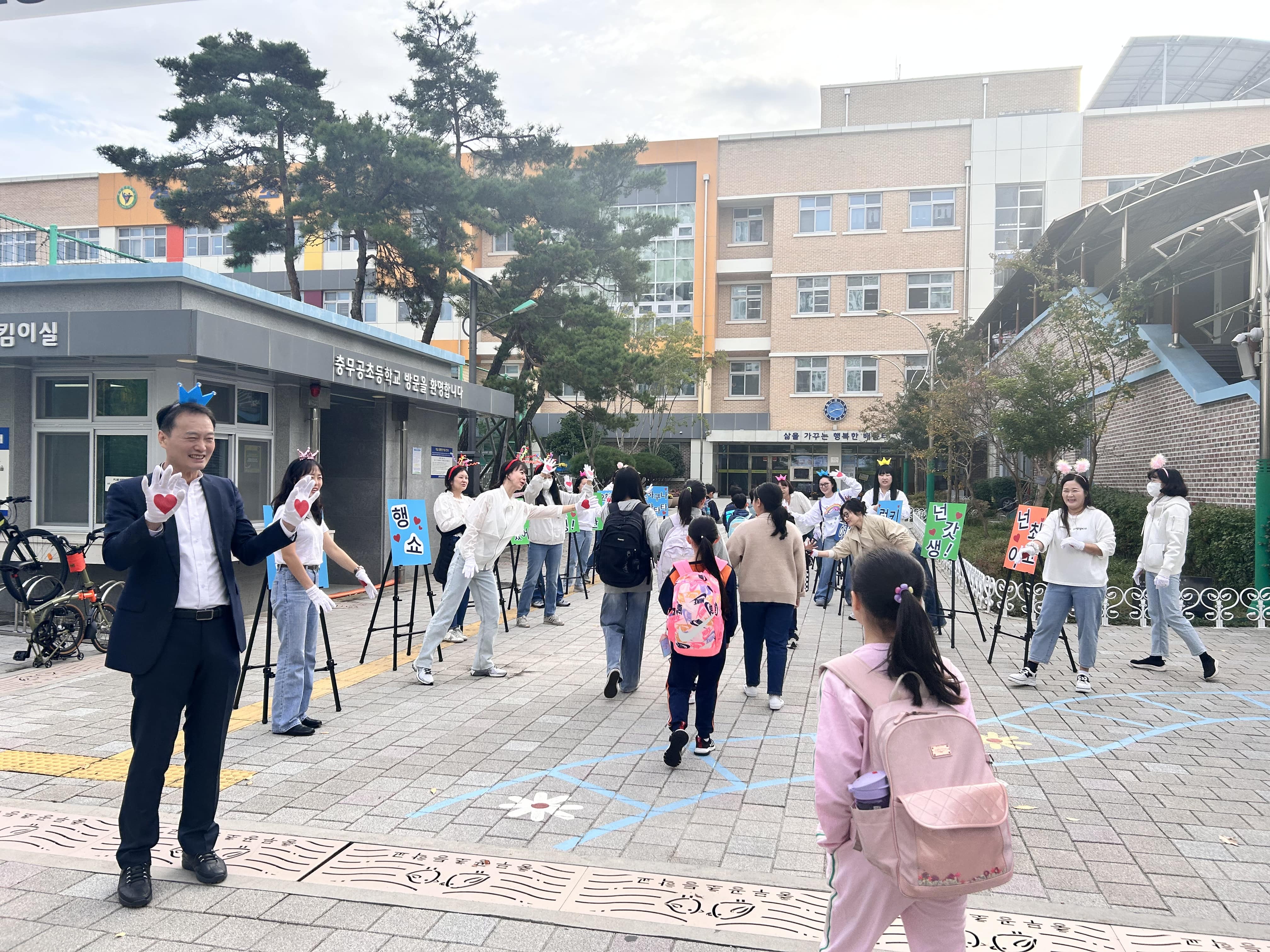 충무공초, “너의 하루를 응원하는 희망 파이브” 학부모  아침맞이 실시! - 관련이미지2