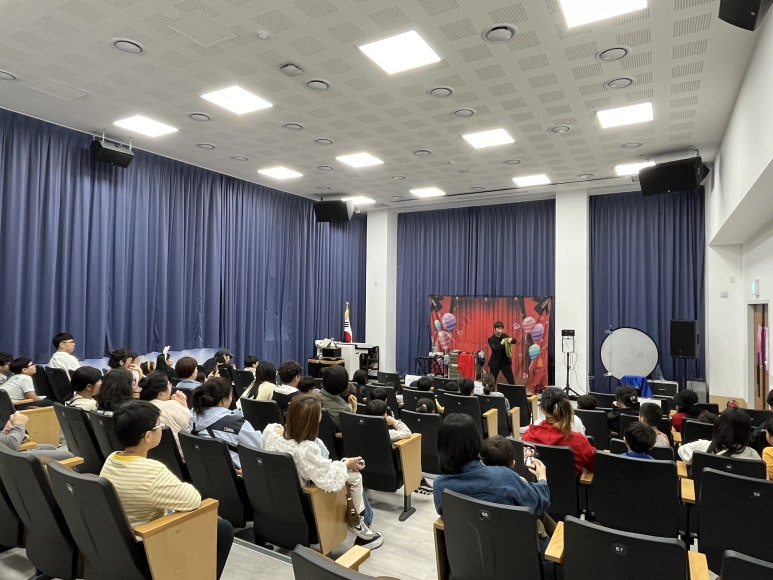 함안도서관, 즐거움과 호기심이 빵빵한 마술쇼 - 관련이미지1