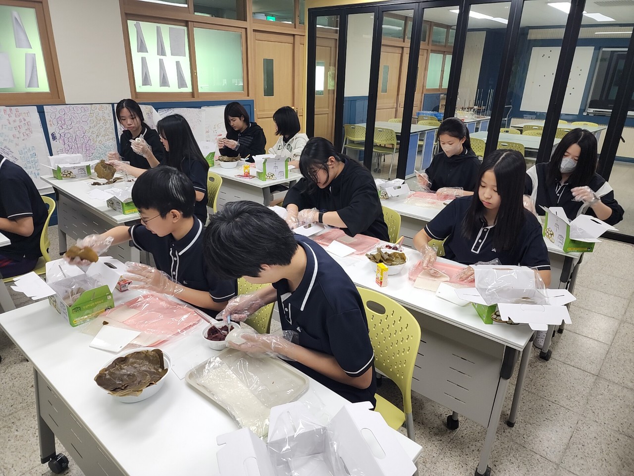 행복학교인 사파중학교 4-H 망개떡 만들기 체험 실시 - 관련이미지3
