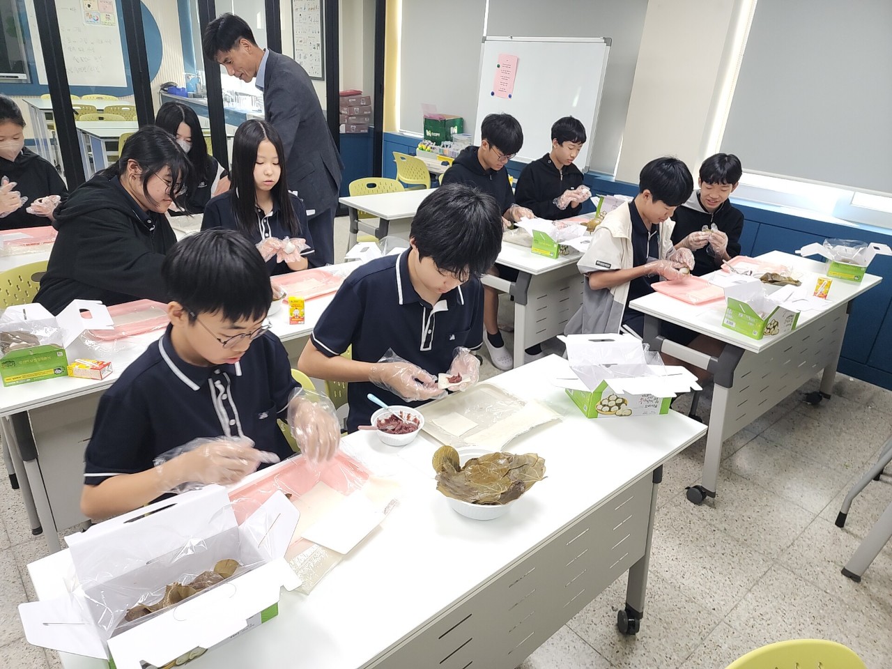 행복학교인 사파중학교 4-H 망개떡 만들기 체험 실시 - 관련이미지4