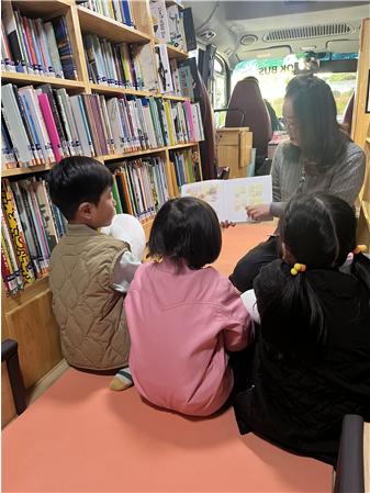 팔룡초병설유치원, 오밀조밀 북버스 체험 - 관련이미지1