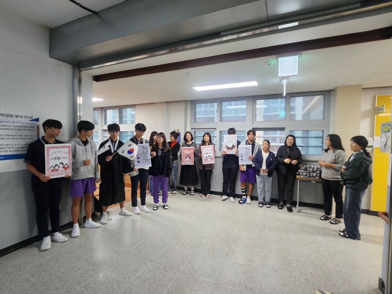사파중, 선생님과 학부모 아침맞이로 학생독립운동기념일 축하 - 관련이미지2