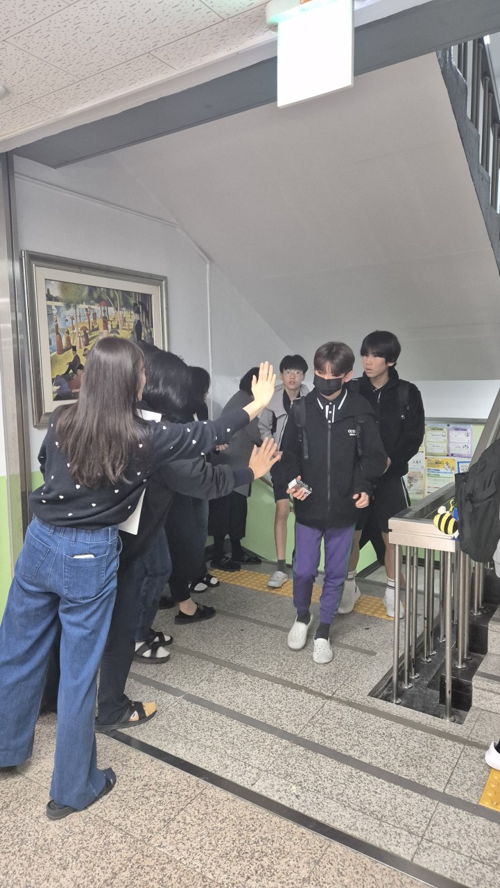 사파중, 선생님과 학부모 아침맞이로 학생독립운동기념일 축하 - 관련이미지3
