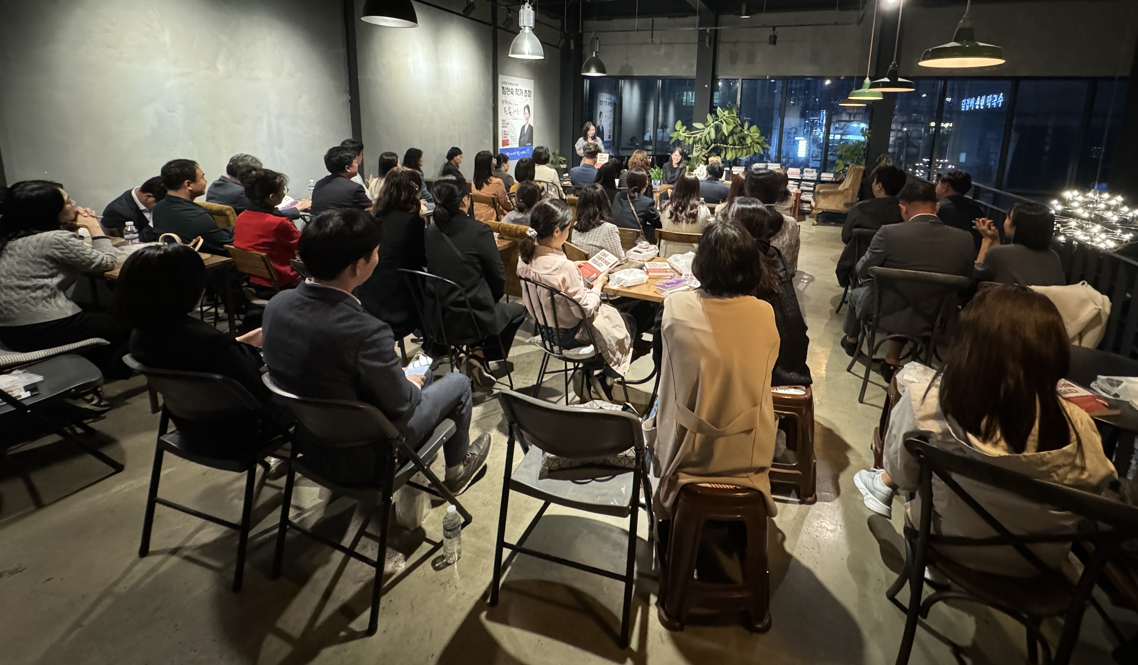 밀양여중 학부모회, 북콘서트를 통한 인성친화 학교 문화 조성에 앞장서다. - 관련이미지3