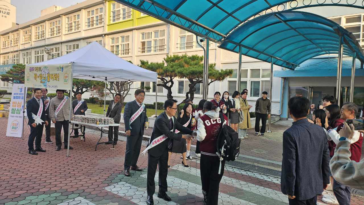 거창교육지원청, 농협 군지부, 우리 쌀로 수험생을 응원 하는 ‘떡-하니(honey) 붙자’ 응원 행사 실시 - 관련이미지2