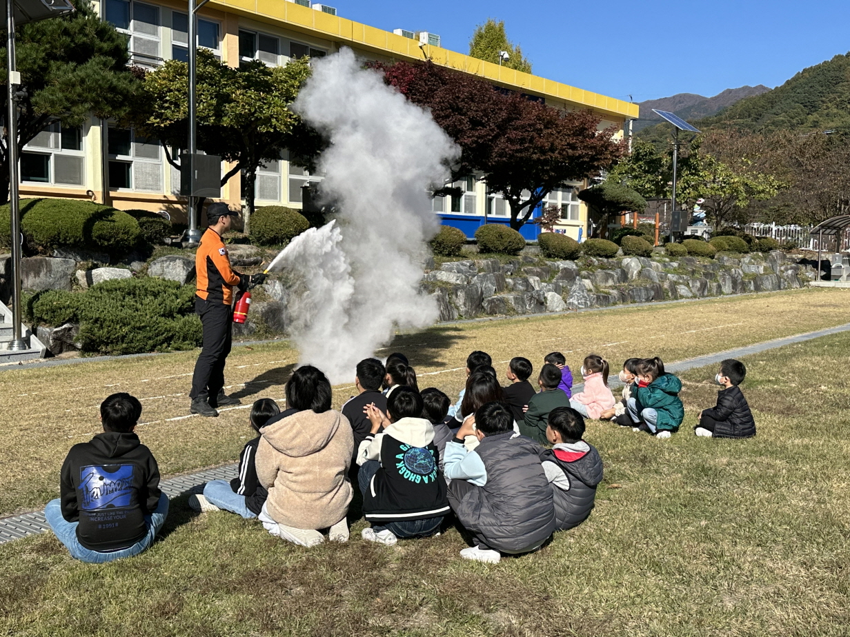 백전초 * 소방서와 함께 하는 화재 대피 훈련 안전한 학교, 안전한 미래* - 관련이미지2