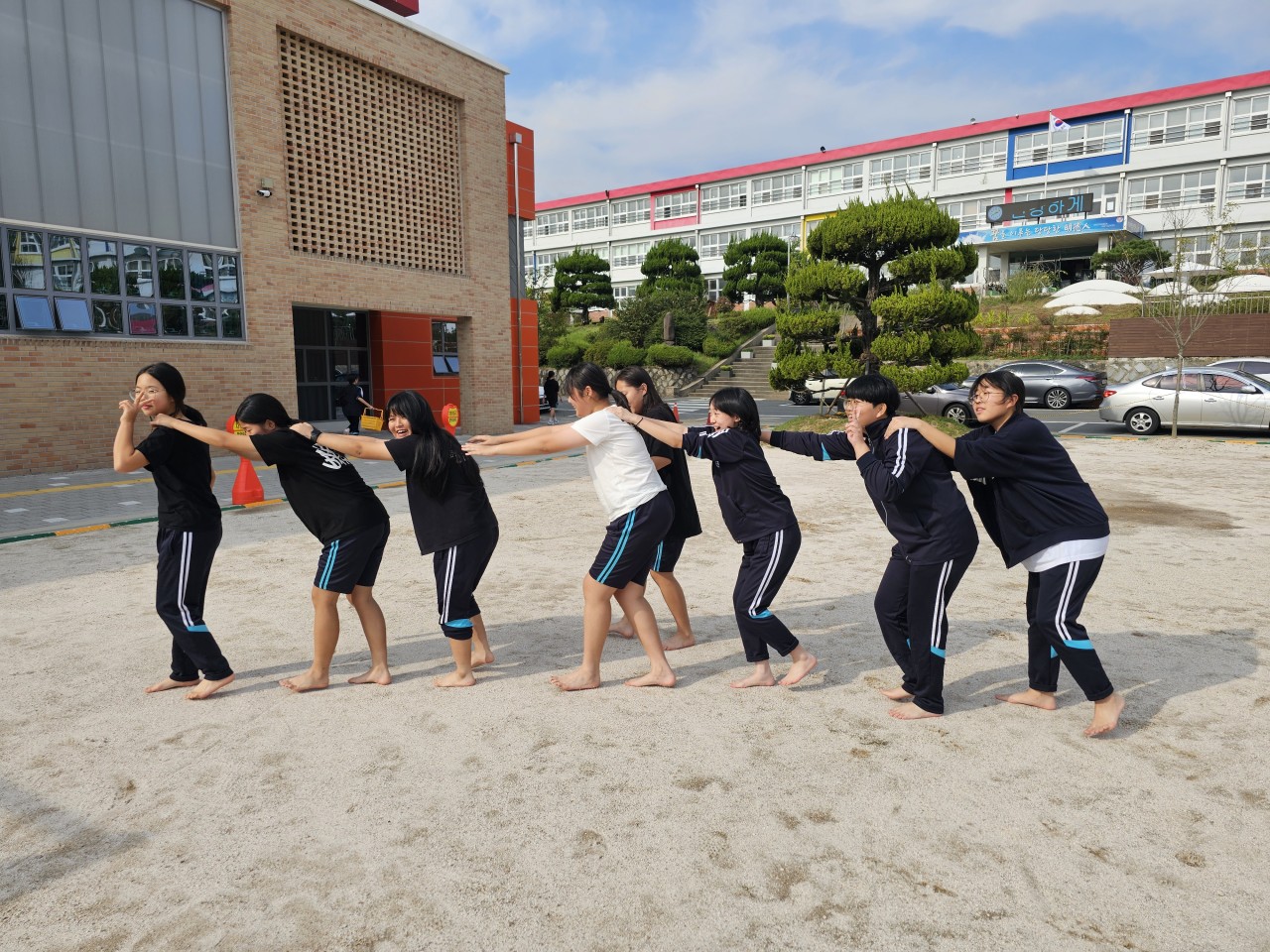 함안여자중학교, 로봇랜드에서 가진 ‘모두 함께 어울림 마당’ - 관련이미지2