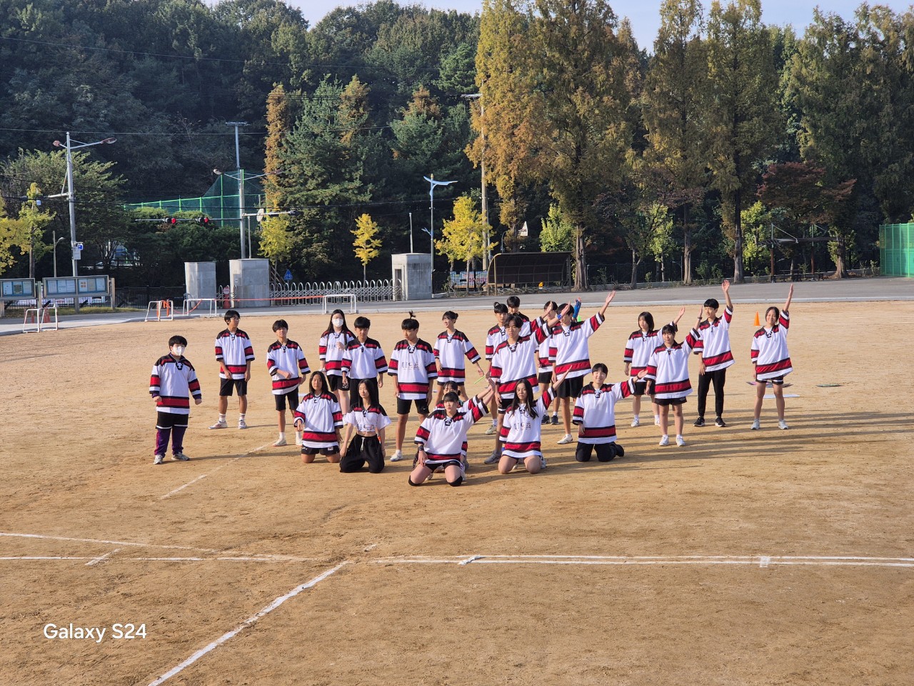사파중, 어느 멋진 가을날 친구들과 함께 협력의 체육 한마당을 펼치다. - 관련이미지1