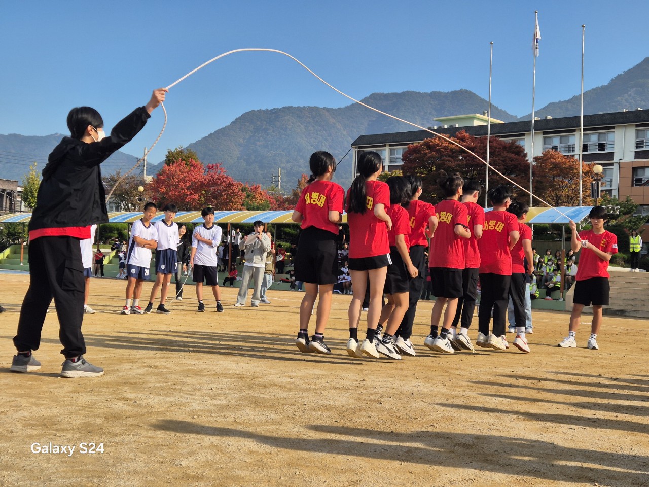 사파중, 어느 멋진 가을날 친구들과 함께 협력의 체육 한마당을 펼치다. - 관련이미지3