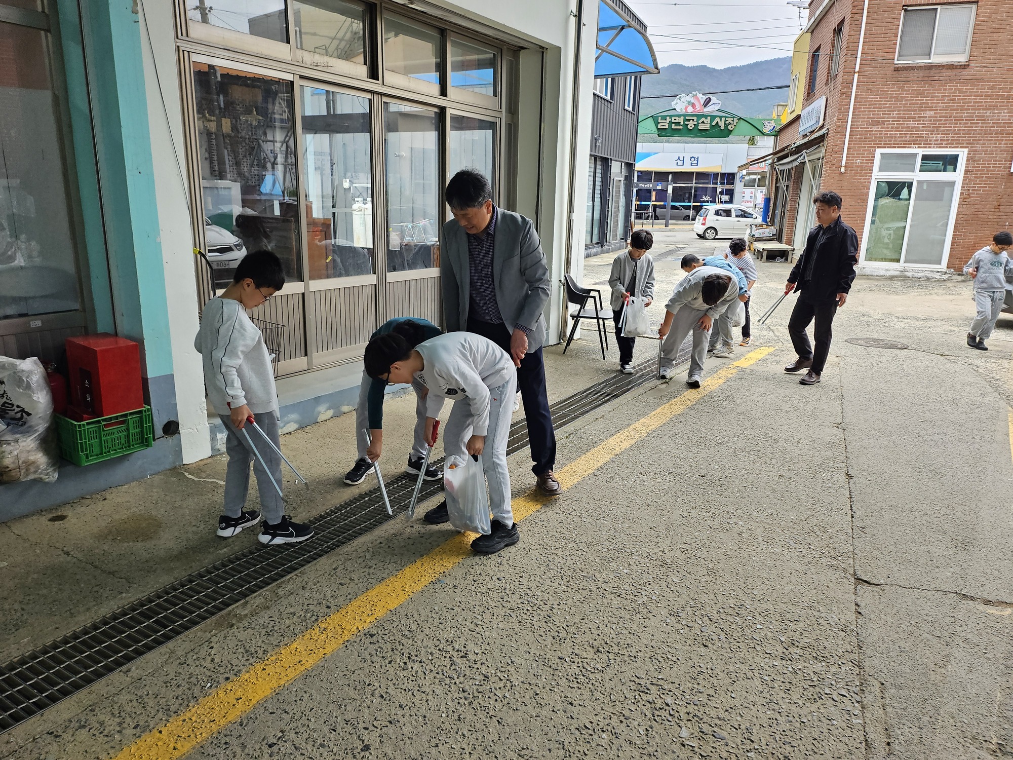남해 남명초, 따뜻한 나눔 실천하는 마을 봉사활동 실시 - 관련이미지3