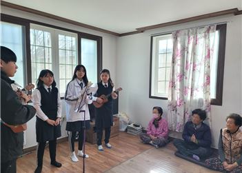 진서중, ‘어르신들과 함께한 따뜻한 사제동행 봉사활동’ - 관련이미지1