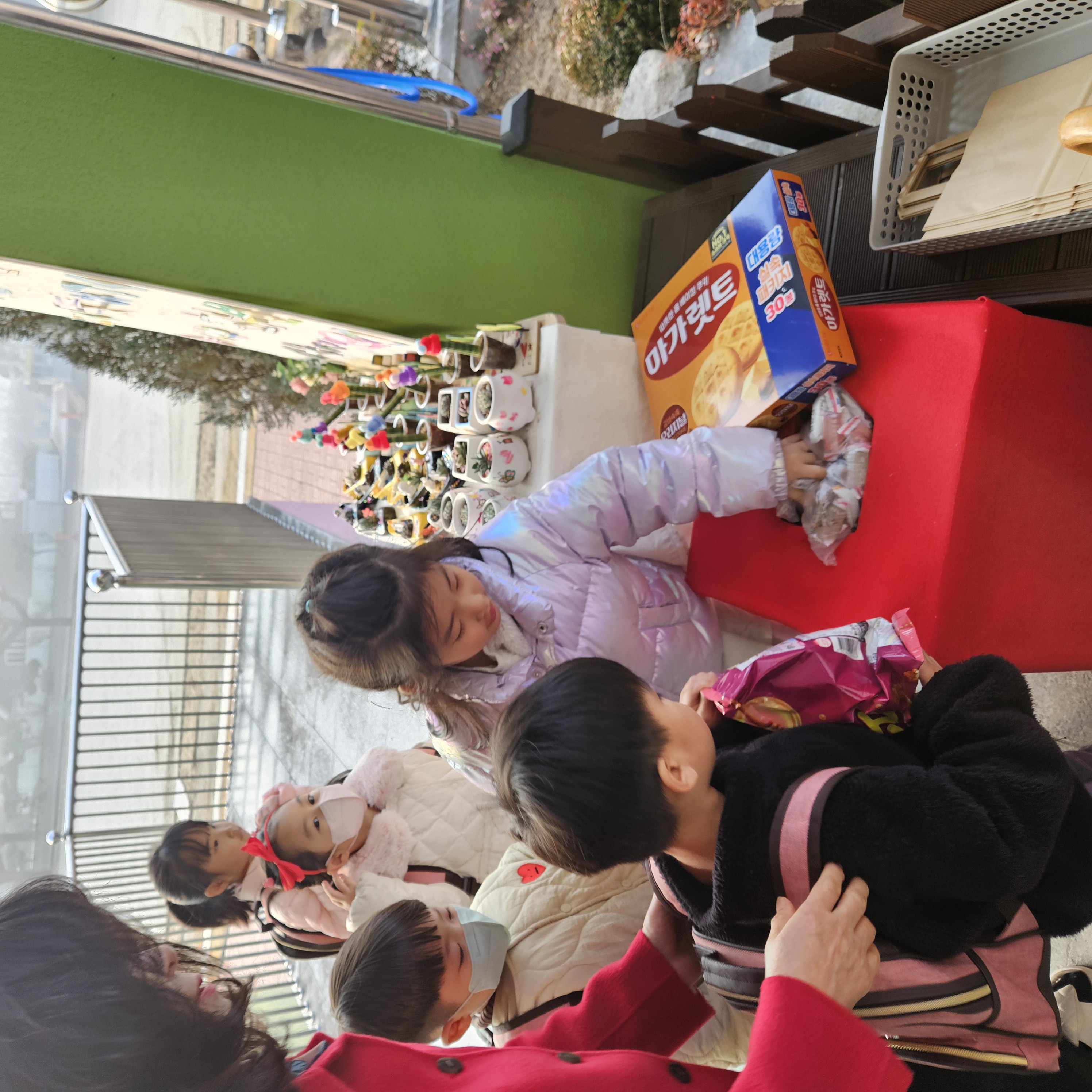 창녕유치원、 따뜻한 나눔～ 행복한 나눔～ 경로당 어르신께 온기를 전하다 - 관련이미지1