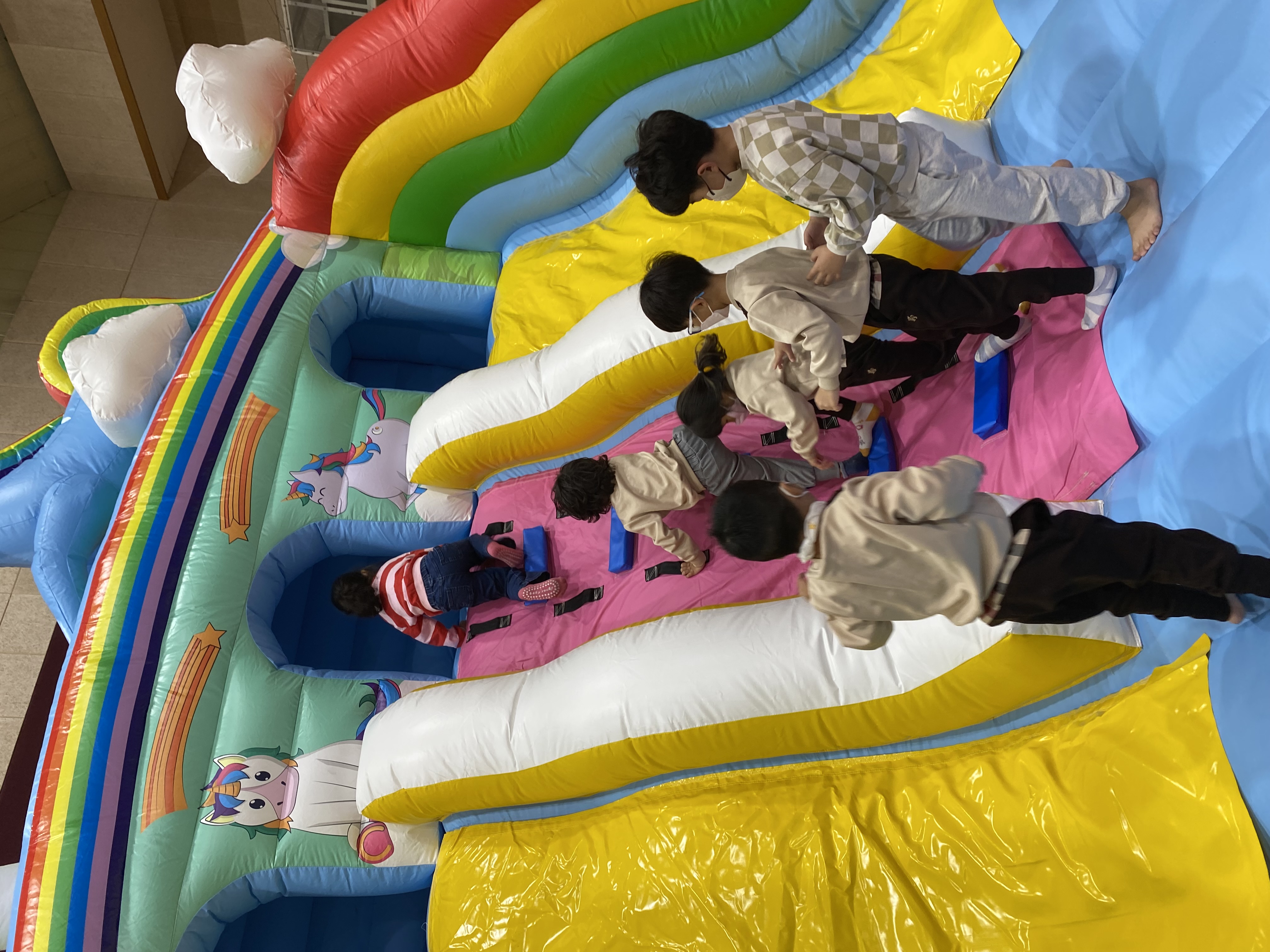 중동초등학교병설유치원, 놀이로 어울리는 에어바운스 체험 - 관련이미지2