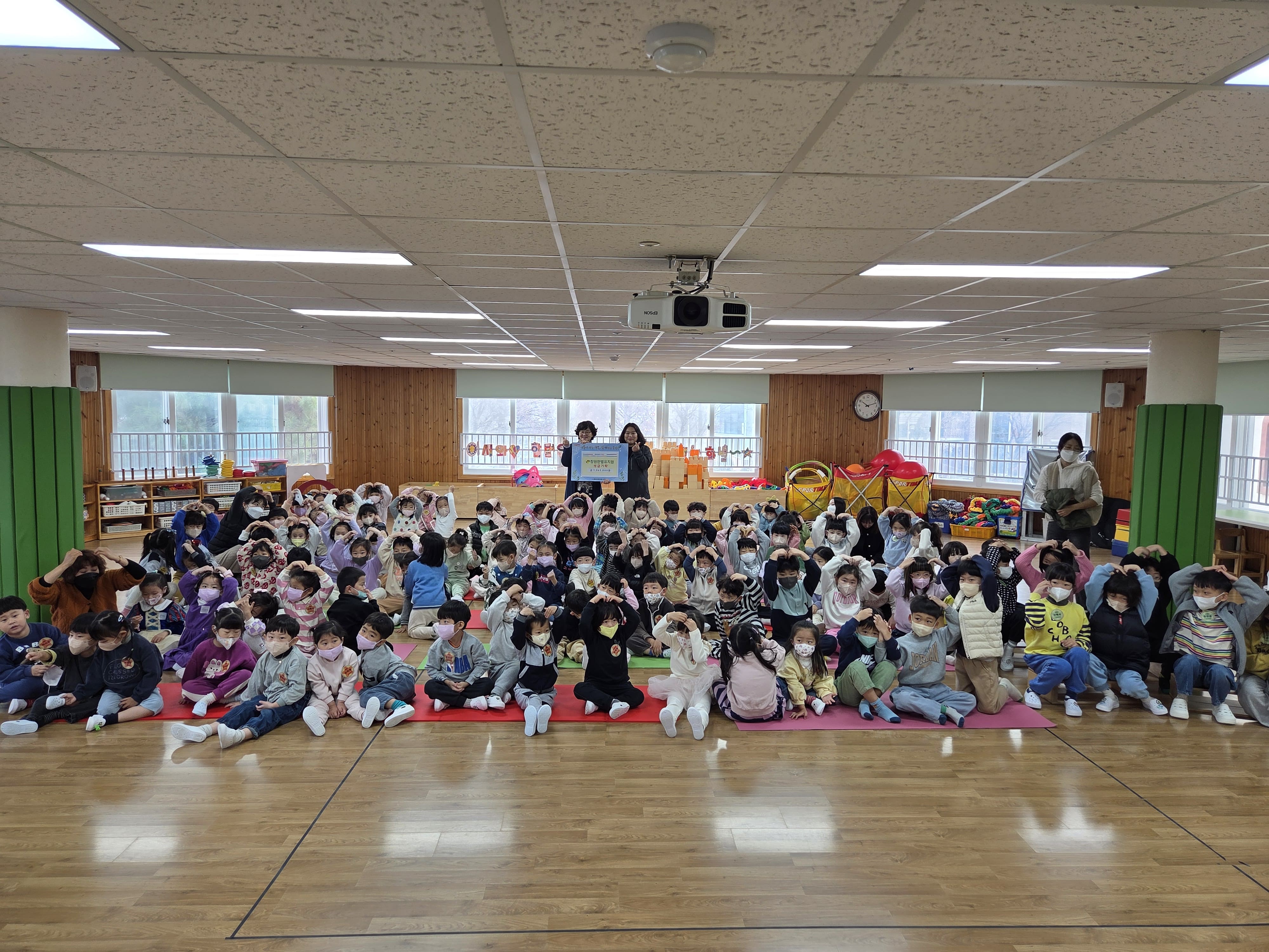 창원한별유치원, 봉림동 행정복지센터에 이웃돕기 성금 전달 - 관련이미지1