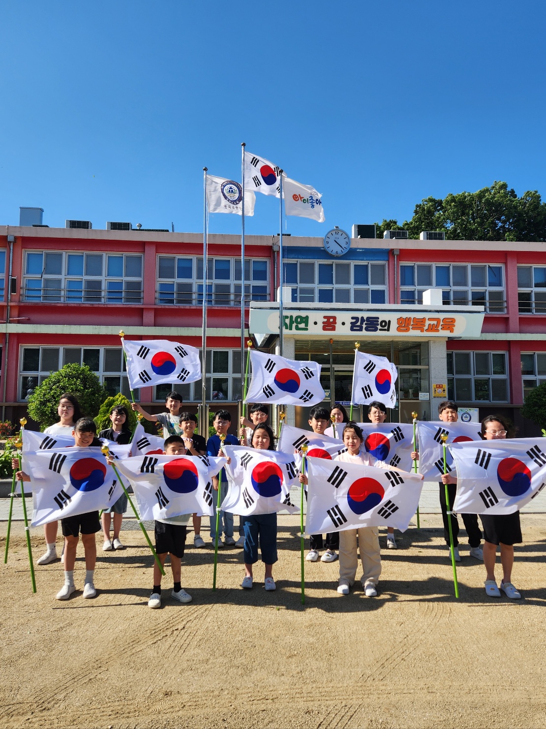 <병곡초> 학생자치회 주관 태극기 나눔활동 - 관련이미지1