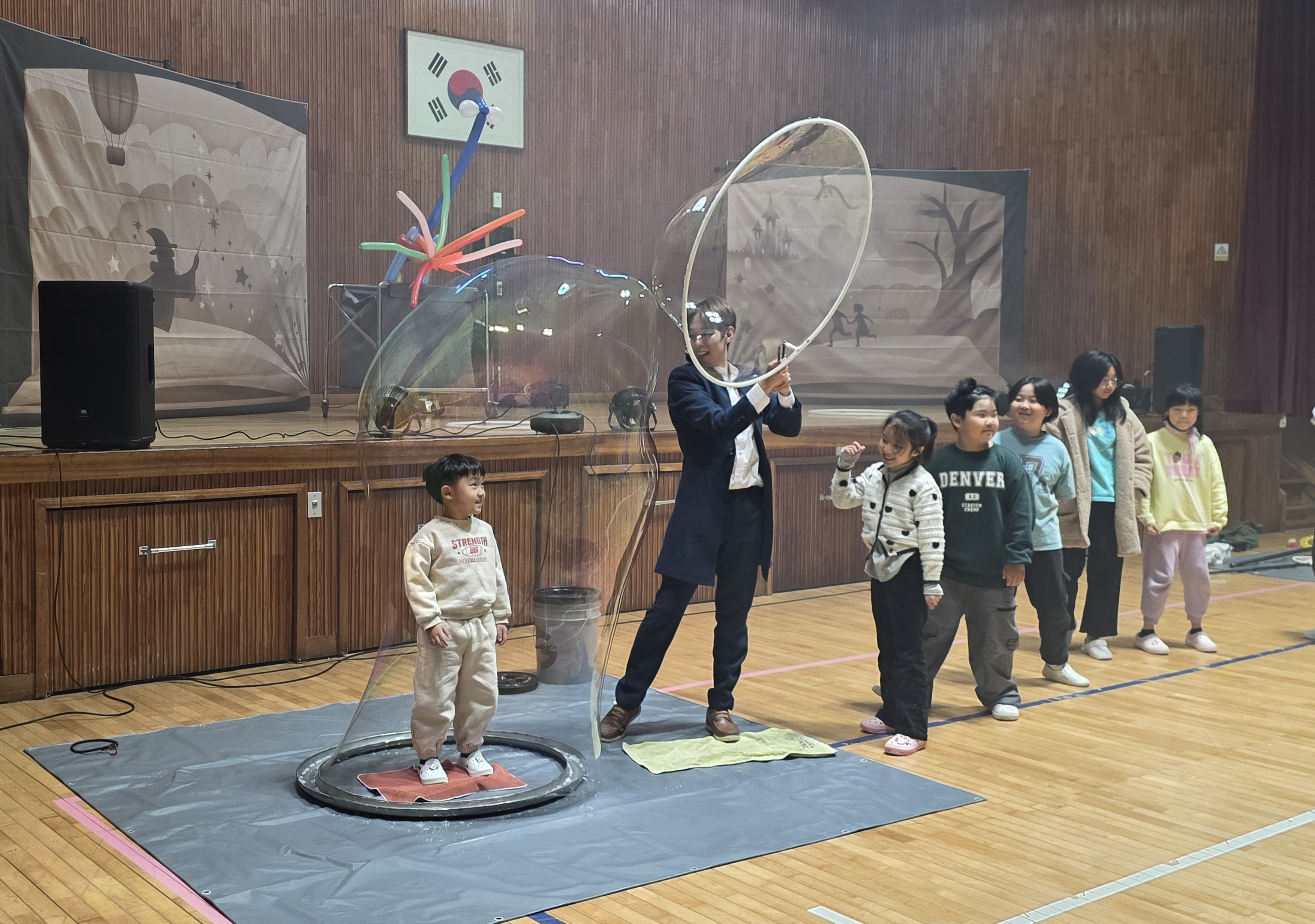 명석초등학교병설유치원, 물 공기 빛으로 즐기는 과학예술공연 관람 - 관련이미지1