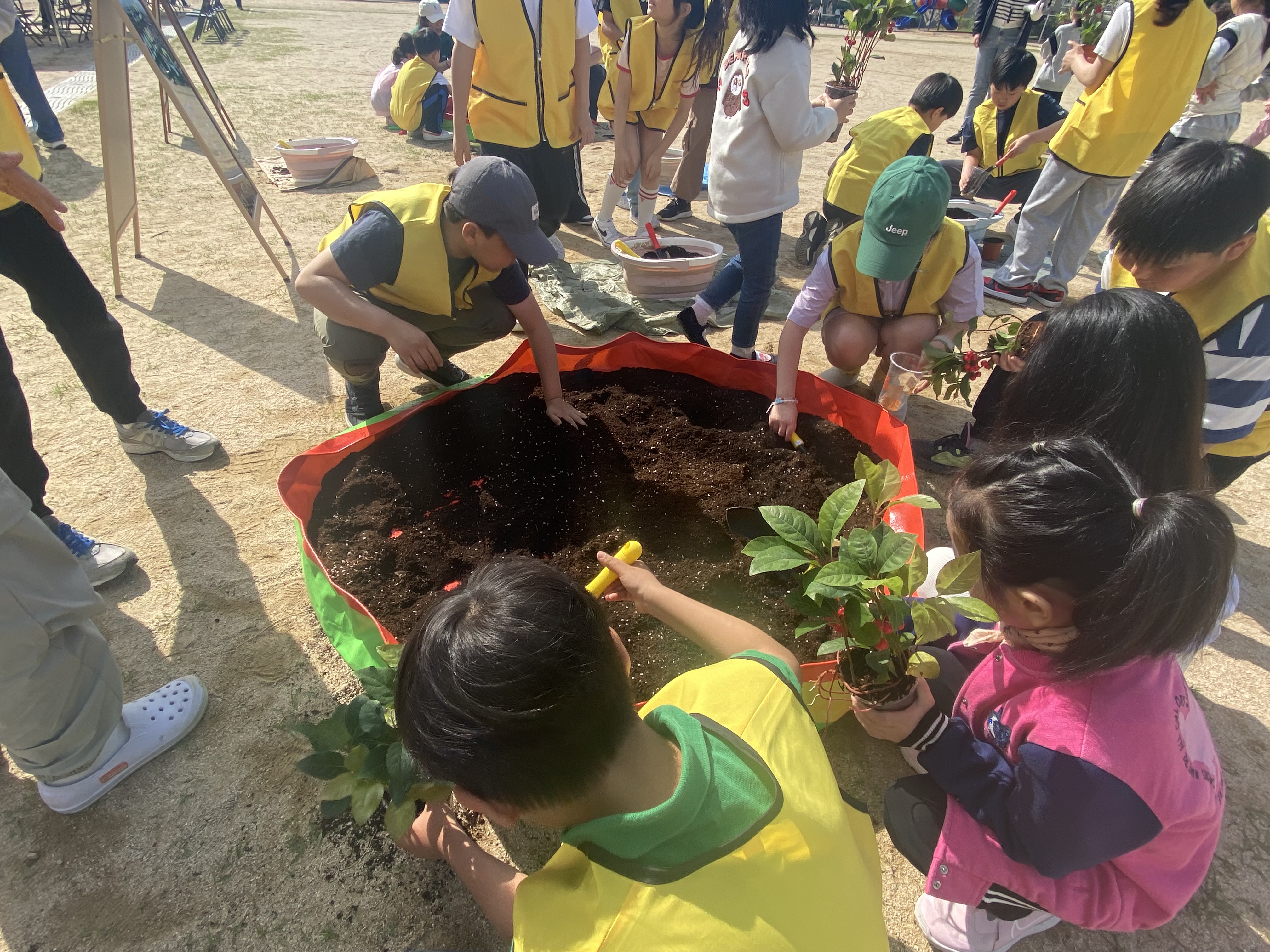 창원 용남초, 교외 체험 대신 ‘학교 안 축제’로… 인솔 책임 우려에 새로운 방식 모색 - 관련이미지3