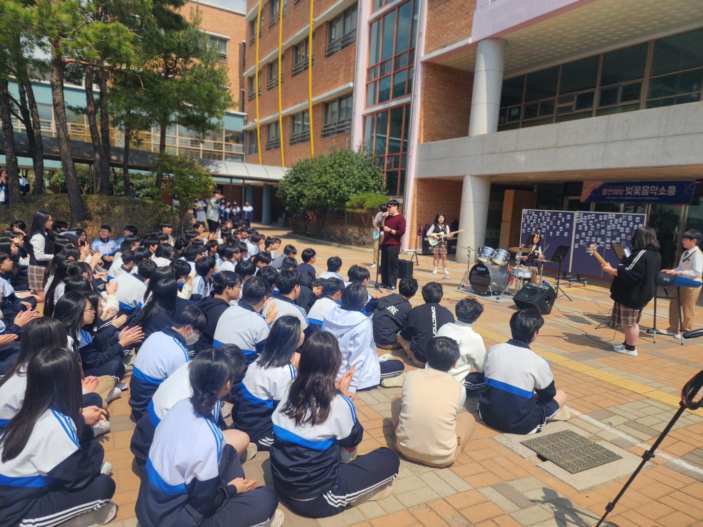 용원중 벚꽃 음악 소풍, 학생들과 함께하는 따뜻한 봄날의 이야기 - 관련이미지1