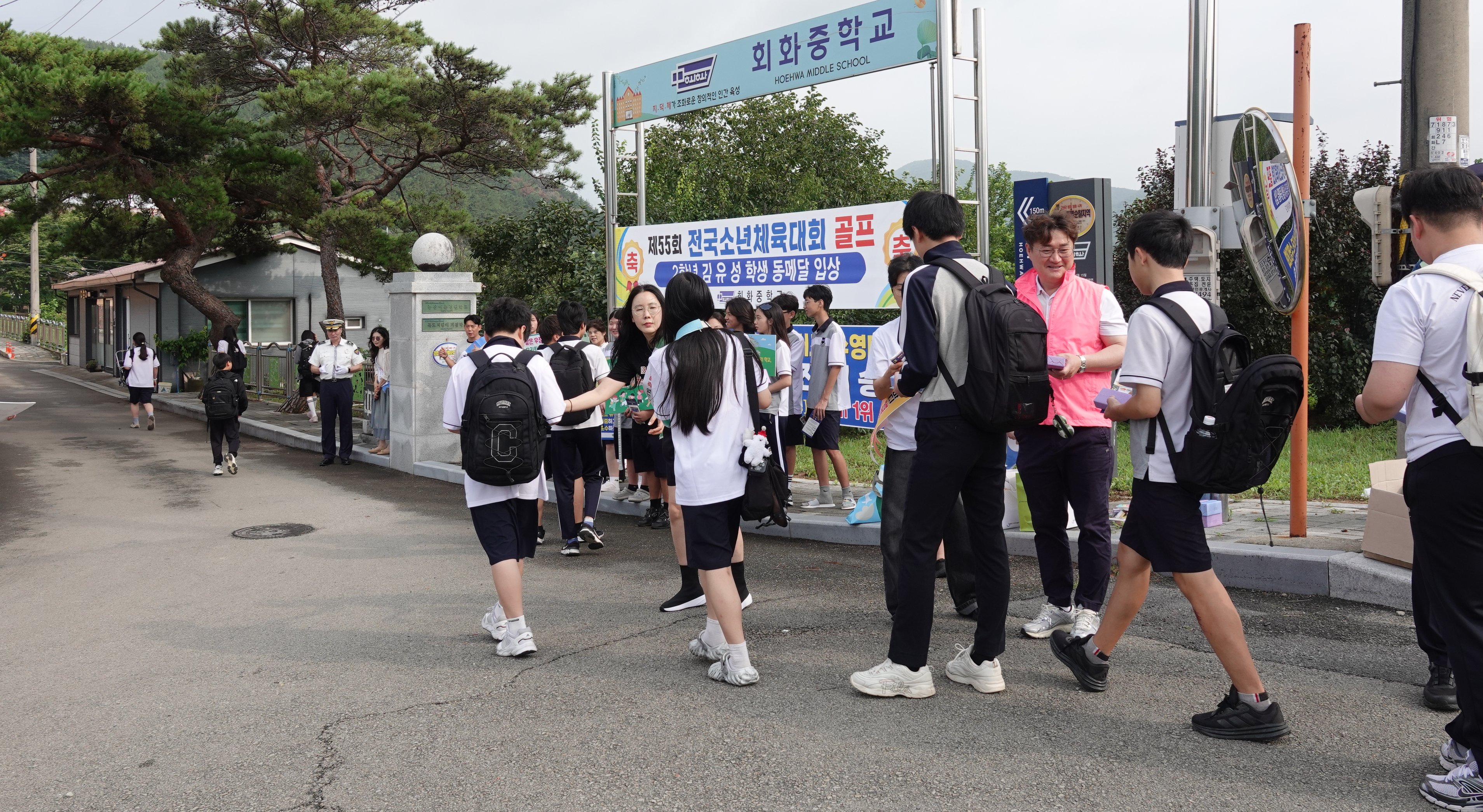 고성교육지원청·지역학교운영위원회, 학교폭력 예방 캠페인으로 학생들에게 따뜻한 응원 전해 - 관련이미지2