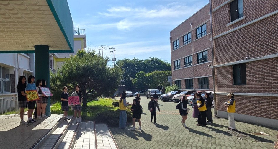 밀양여중, 교육공동체가 함께하는 ‘생명존중·친구사랑’ 캠페인 - 관련이미지2
