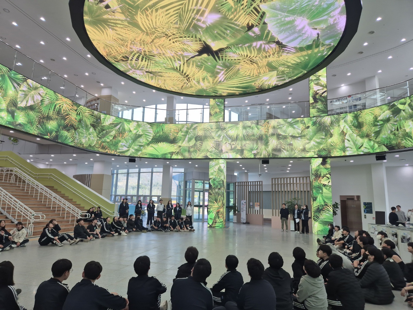 상상을 현실로! 몰입형 실감 미디어콘텐츠로 떠나는 미래 여행 - 관련이미지2