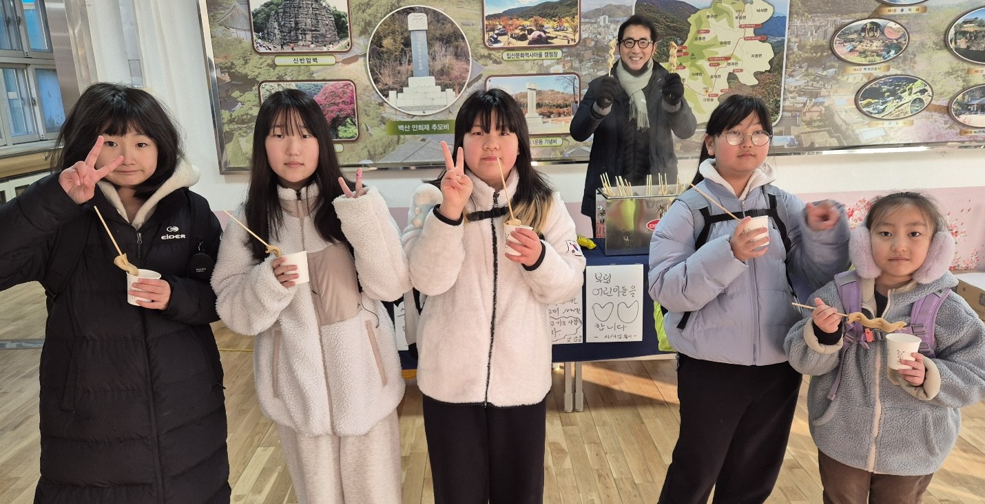 부림초,‘눈 오는 날 어묵데이’로 따뜻한 등굣길 선사 - 관련이미지1