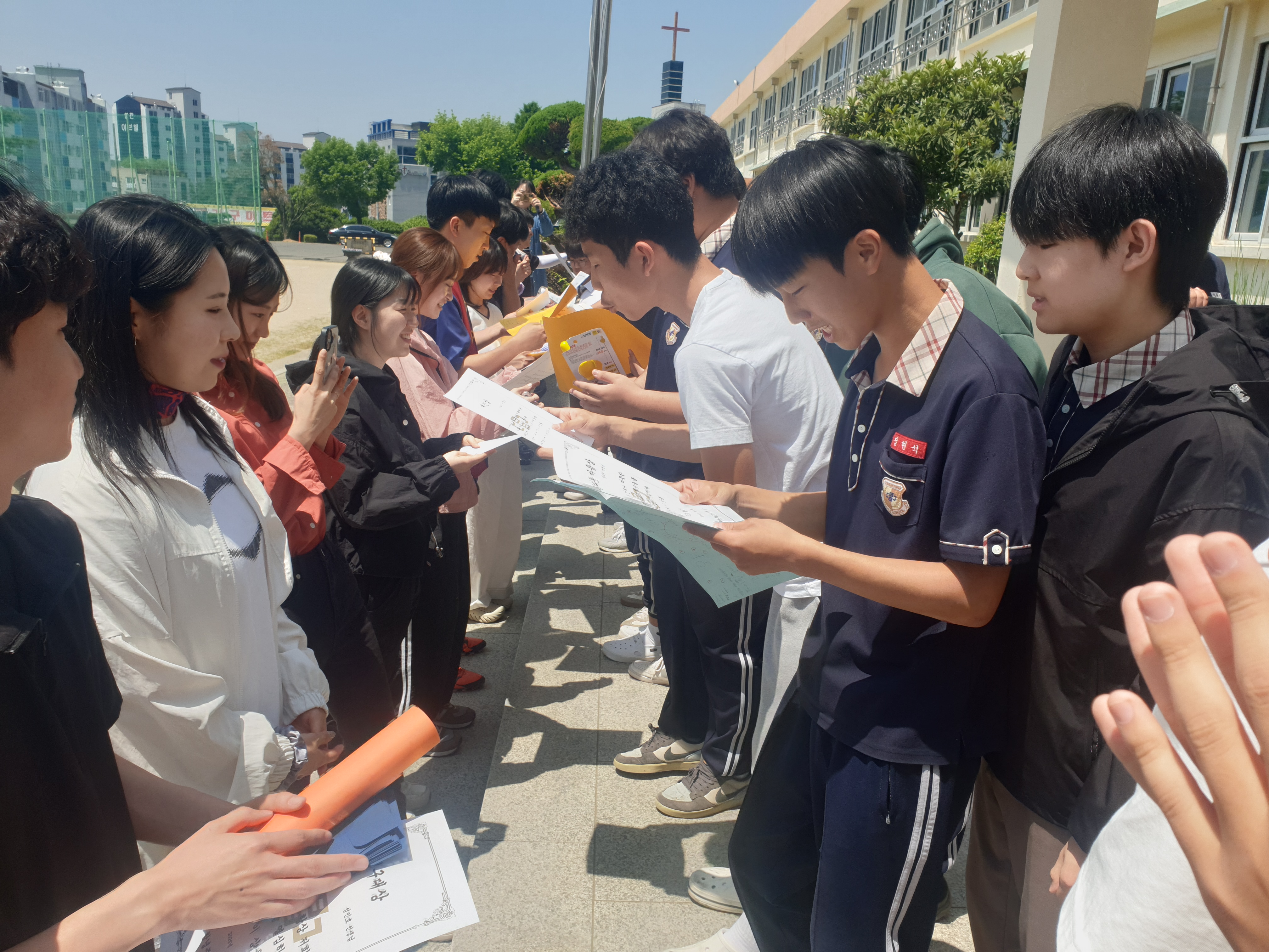창녕중, 사제 동행 축구 경기 및 감사 행사 실시: 사제동행 실천한 창녕중, 웃음과 존중으로 채운 스승의 날 - 관련이미지2